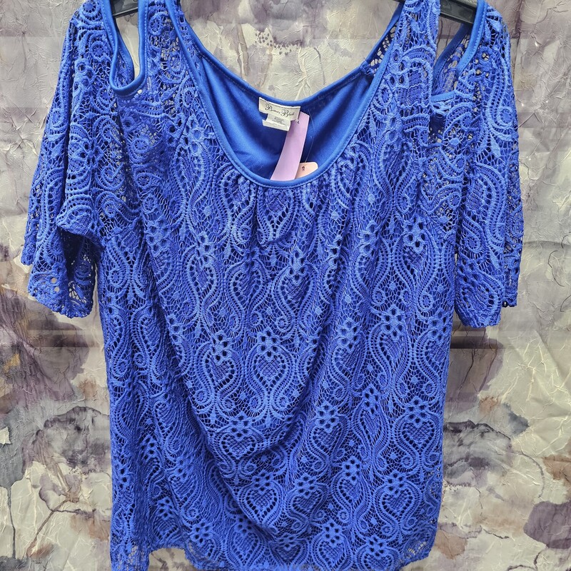 Beautiful cold shoulder style blouse that is double layered and the top layer is all lace. Half sleeves and beautfiul blue.