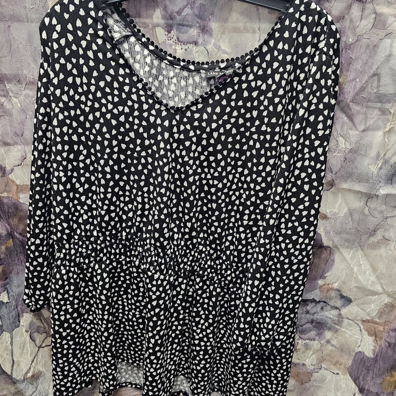 Blouse in black with hearts in white