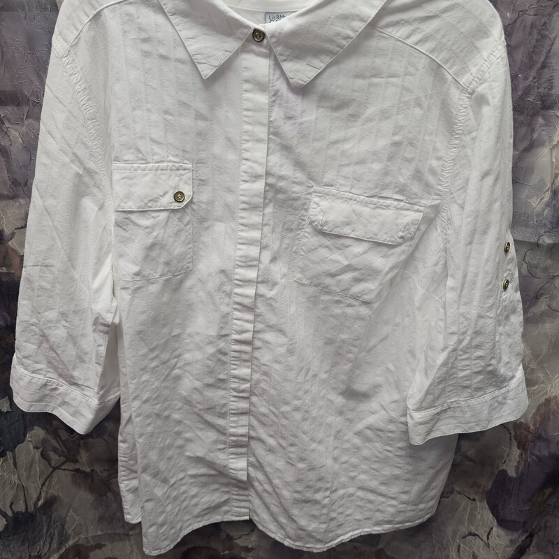 Button up blouse in white with half sleeves.