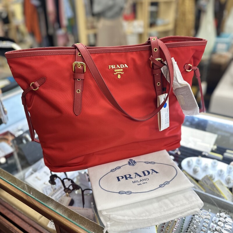 Prada Red Buckle Tote, brand new and never used!
Size: 17x13