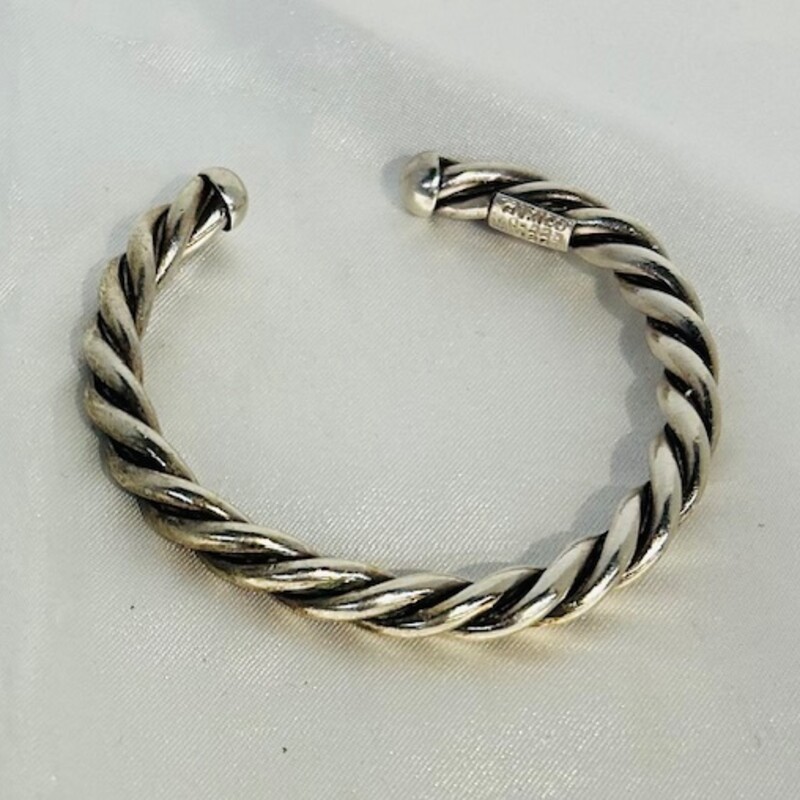 925 Mexico Roped Cuff Bracelet
Silver Size: 2.5diameter