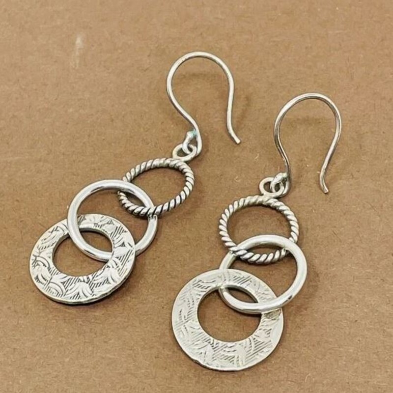 925 Silpada Triple Treat Cirlce Dangle Earrings
Silver Size: 2L