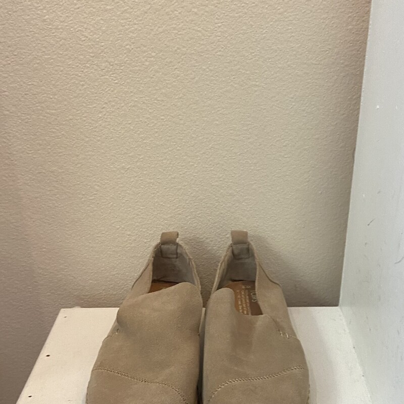Tan Suede Slip On<br />
Tan<br />
Size: 9