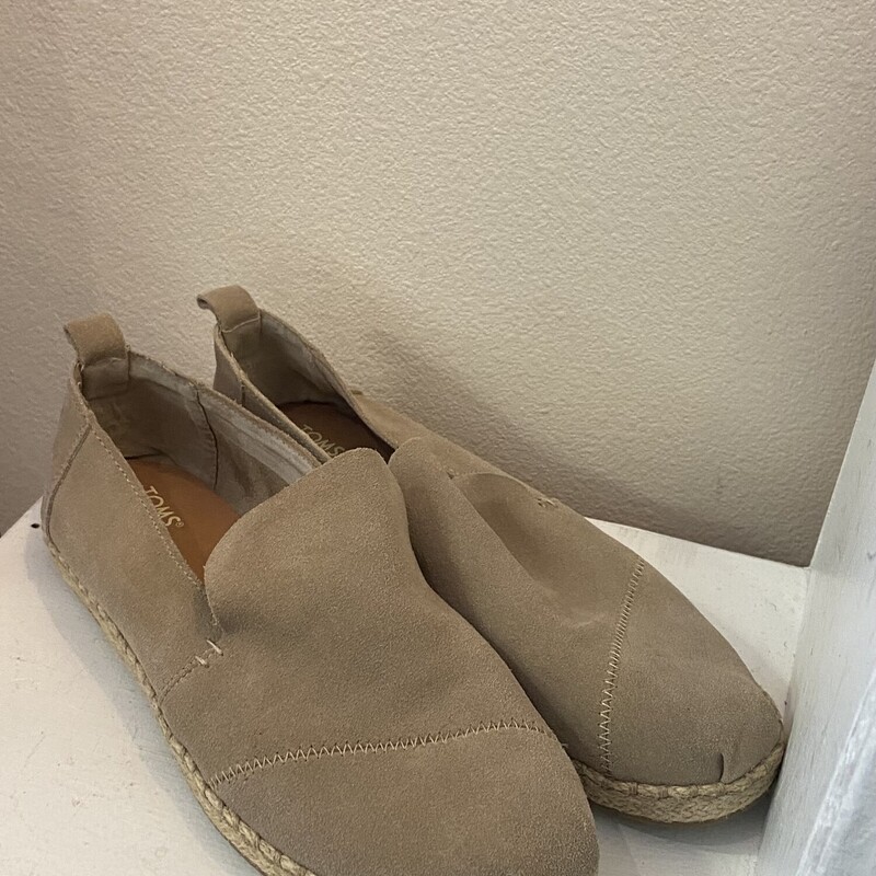Tan Suede Slip On<br />
Tan<br />
Size: 9