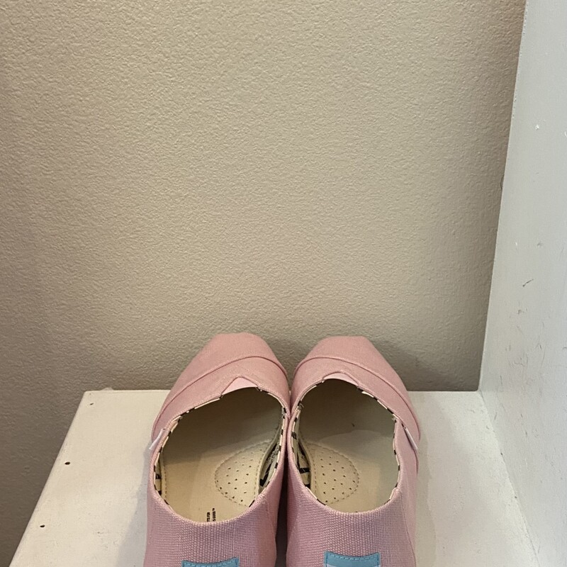 Pink Cotton Slip On<br />
Pink<br />
Size: 9