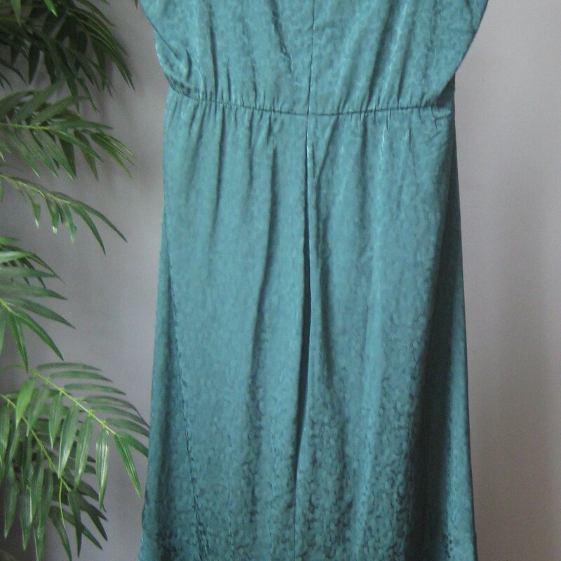 NWT Lane Bryant, Green, Size: 20<br />
Great dress for special occasions in forest green<br />
Brand new with tags by Lane Bryant<br />
It's flatteringly swept to one side in the front and features a high low hem line.<br />
Unlined, center back zipper<br />
Size 20<br />
Orginally $99.95<br />
flat measurements:<br />
armpit to armpit: 25.5<br />
waist: it's elasticised 19 unstretched, stretches comfortably 22<br />
hip: up to 27<br />
length: 56 in the back and about 40 in the front<br />
<br />
thanks for looking!<br />
#69900