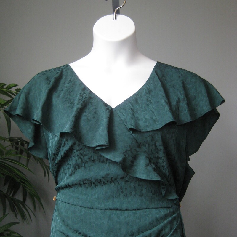 NWT Lane Bryant, Green, Size: 20<br />
Great dress for special occasions in forest green<br />
Brand new with tags by Lane Bryant<br />
It's flatteringly swept to one side in the front and features a high low hem line.<br />
Unlined, center back zipper<br />
Size 20<br />
Orginally $99.95<br />
flat measurements:<br />
armpit to armpit: 25.5<br />
waist: it's elasticised 19 unstretched, stretches comfortably 22<br />
hip: up to 27<br />
length: 56 in the back and about 40 in the front<br />
<br />
thanks for looking!<br />
#69900