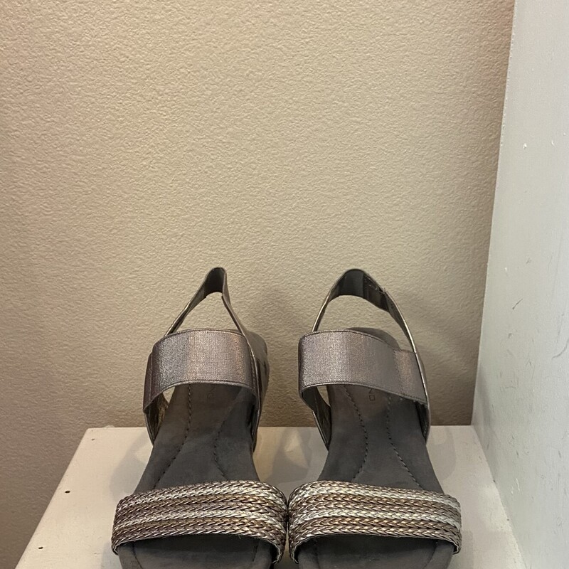 Slv/gl Braid Wedge Sandal
Slv/gld
Size: 8 1/2