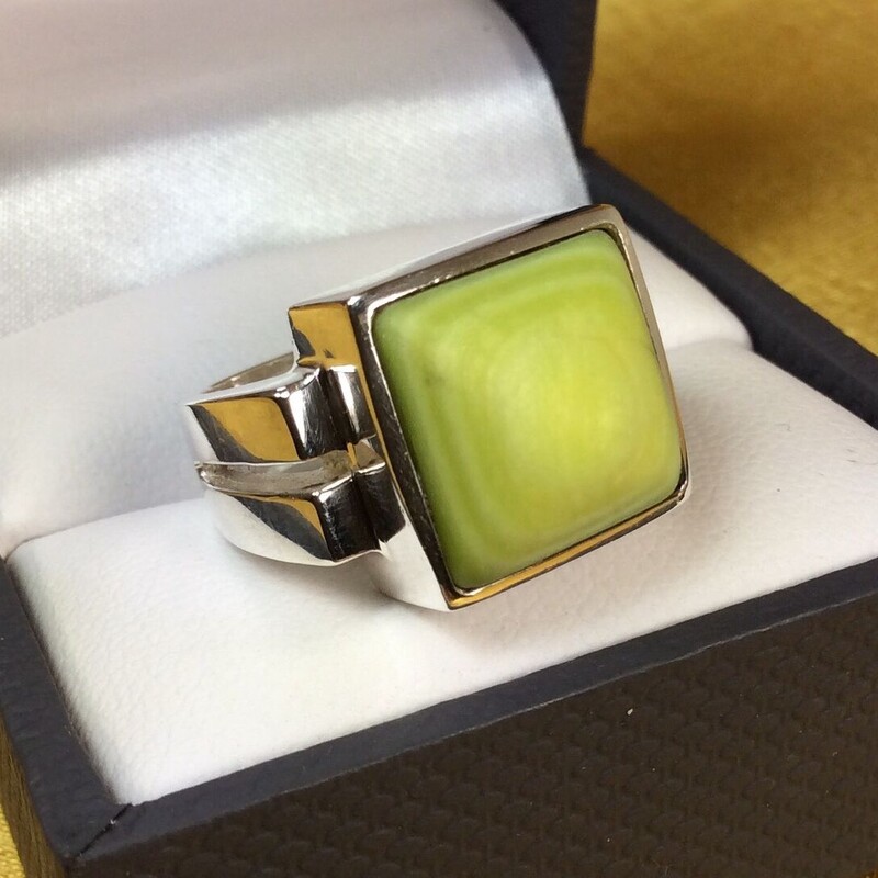 925 Silpada Green Stone Ring
Silver Chartreuse Size: 6