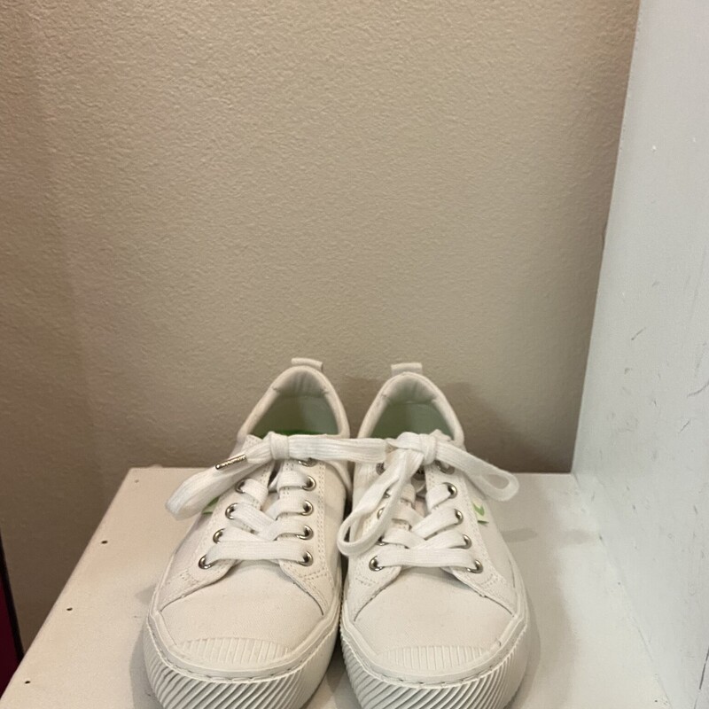 EUC Wht Canvas Sneaker<br />
White<br />
Size: 7