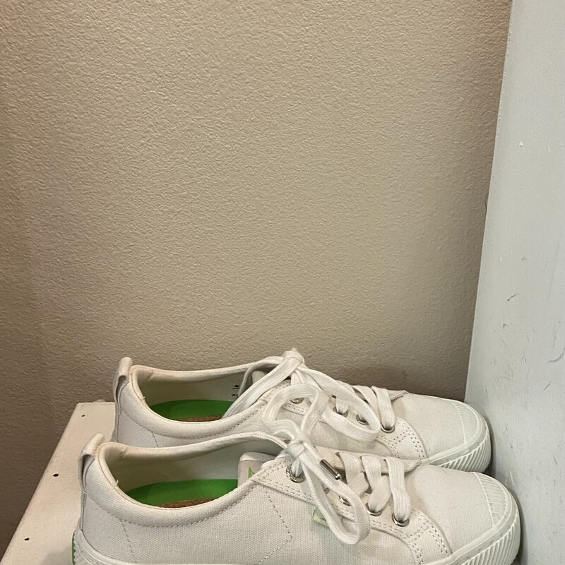 EUC Wht Canvas Sneaker<br />
White<br />
Size: 7