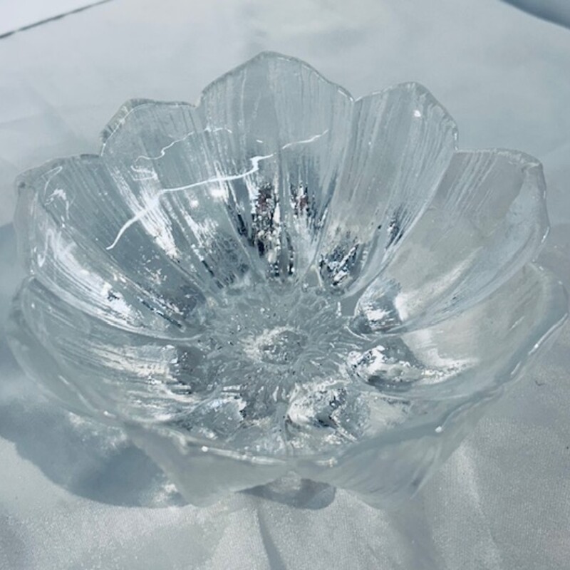 Kosta Boda Water Lily Bowl
Clear
Size: 6x2.75H