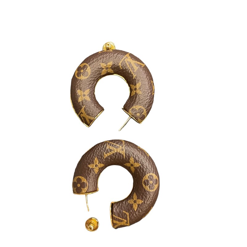 Louis Vuitton Wild V Hoop, Mono, Size: OS<br />
<br />
Dimensions:<br />
Height/Length: 2<br />
Width: 0.5<br />
<br />
The wild v hoop earrings take subtle tribal inspirations and combine them with louis vuitton's signature monogram print. each shaped into a curve from gold-color metal or contrasting monogram canvas, they present a striking mix of materials, while stud details are symbolic of the house's heritage trunks. these earrings can be paired with matching pieces from the range.<br />
<br />
Item code: M00473