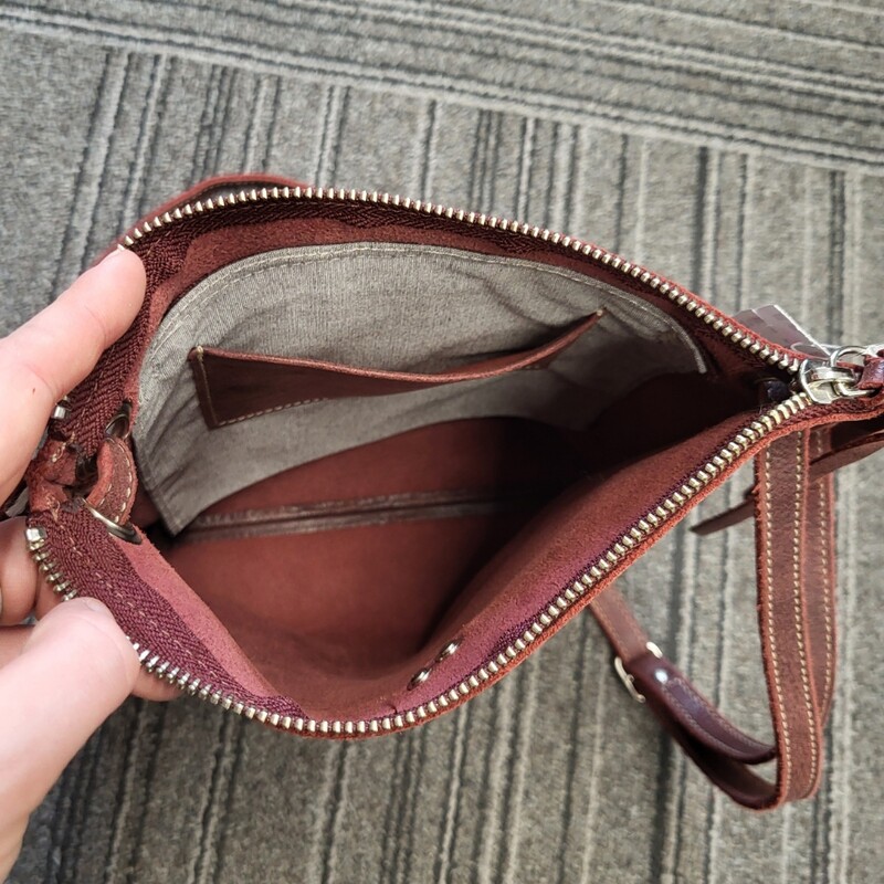 This flat tribal leather bag has an inside lined slip pocket, adjustable strap for shoulder or crossbody use front zip pouch and iconic beaver logo is in Amazing preloved condition.