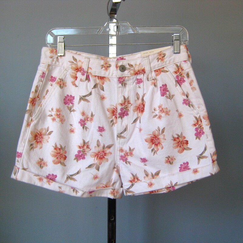NWT Am Eagle Floral, White, Size: 6
Adorable denim shorts with a small floral print, inspired by the 1990s
These are brand new with tags American Eagle mom shorts, high waisted, 100% Cottons
Size 6
flat measurements:
waist: 15
hip: 20
rise: 12.5
inseam: 3
side seam: 13

thanks for looking!
#70547