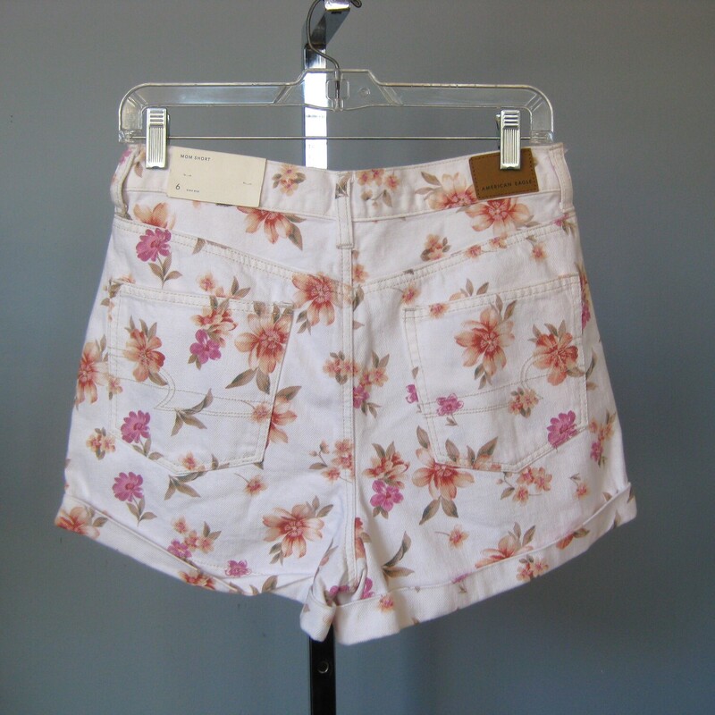 NWT Am Eagle Floral, White, Size: 6<br />
Adorable denim shorts with a small floral print, inspired by the 1990s<br />
These are brand new with tags American Eagle mom shorts, high waisted, 100% Cottons<br />
Size 6<br />
flat measurements:<br />
waist: 15<br />
hip: 20<br />
rise: 12.5<br />
inseam: 3<br />
side seam: 13<br />
<br />
thanks for looking!<br />
#70547