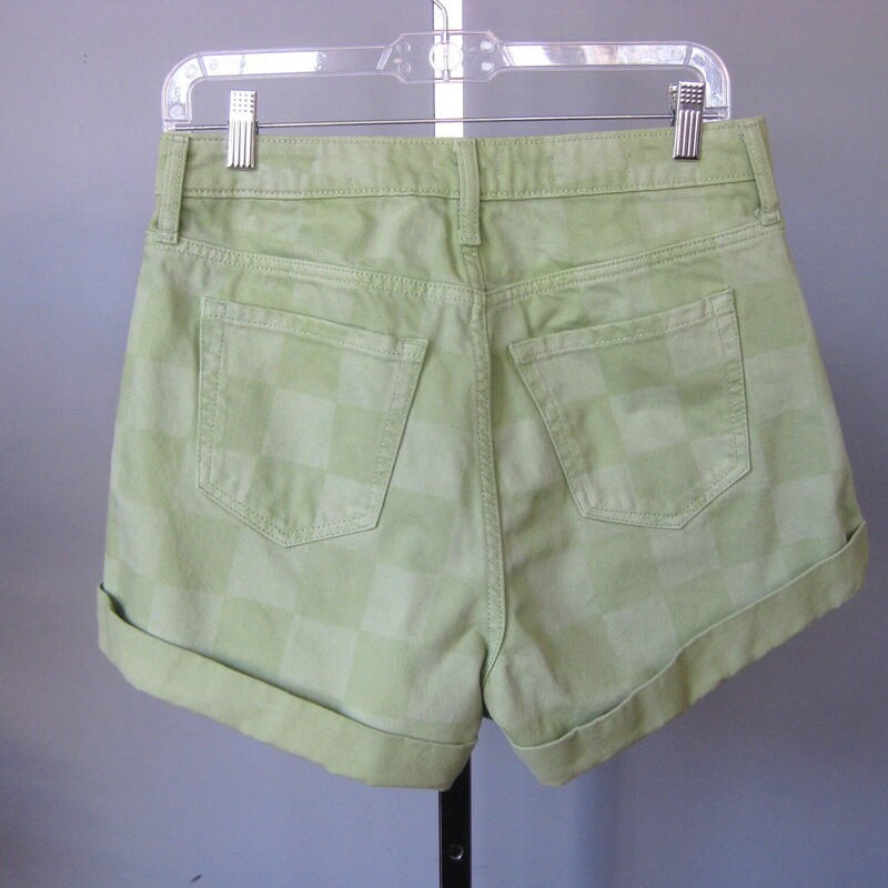 Wild Fable Cuffed, Grayee, Size: 6<br />
Adorable denim shorts with a subtle check pattern.<br />
Wild fable mom shorts, high waisted, 100% Cottons<br />
Size 6<br />
flat measurements:<br />
waist: 15.25<br />
hip: 22<br />
rise: 12.75<br />
inseam: 3<br />
side seam: 12<br />
<br />
thanks for looking!<br />
#70548