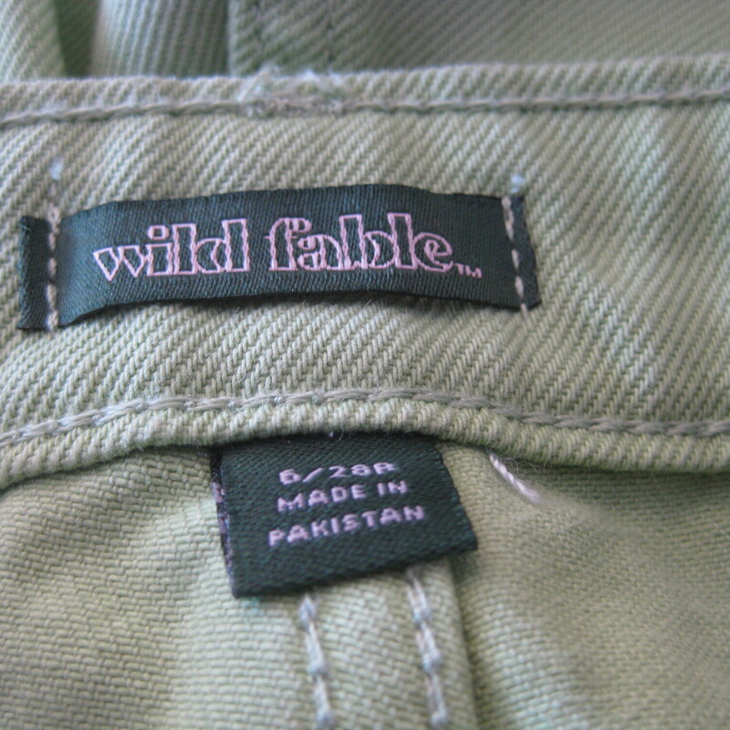 Wild Fable Cuffed, Grayee, Size: 6<br />
Adorable denim shorts with a subtle check pattern.<br />
Wild fable mom shorts, high waisted, 100% Cottons<br />
Size 6<br />
flat measurements:<br />
waist: 15.25<br />
hip: 22<br />
rise: 12.75<br />
inseam: 3<br />
side seam: 12<br />
<br />
thanks for looking!<br />
#70548