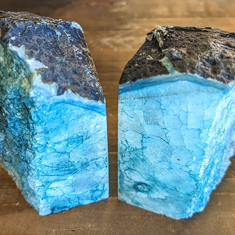 S2 Geode Crystal Stone Bookends
Blue White Black
Size: 4.5x3.5H