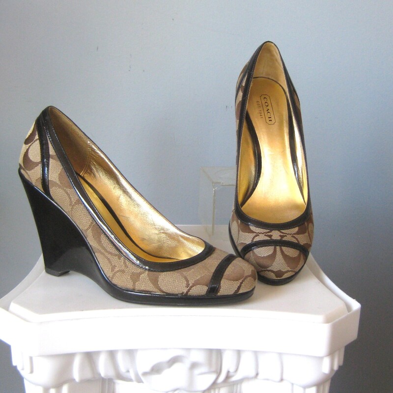 Great lookin pair of Coach KerryAnn Wedge heels in brown signature logo canvas with black patent leather cladding and trim.
the wedge is quite high, just about 4 at the back.
Size 7.5
excellent very gently pre-owned condition

Thanks for looking!
#71263