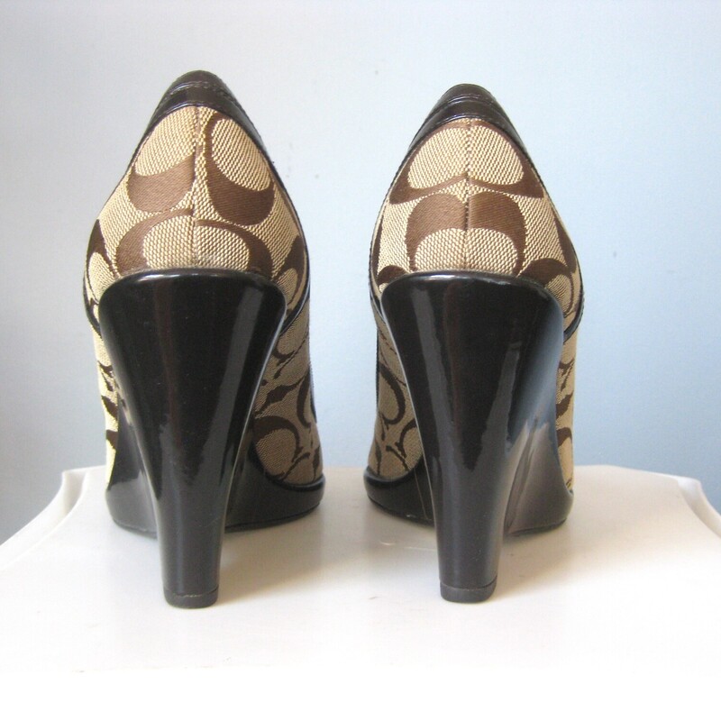 Great lookin pair of Coach KerryAnn Wedge heels in brown signature logo canvas with black patent leather cladding and trim.<br />
the wedge is quite high, just about 4 at the back.<br />
Size 7.5<br />
excellent very gently pre-owned condition<br />
<br />
Thanks for looking!<br />
#71263