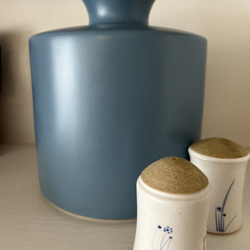 Lrg Ceramic Vase
Blue
Size: 8 X 10 In