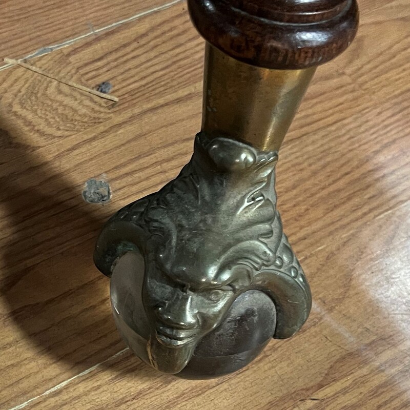 Oak Parlor W/ Glass Ball, Claw Feet. Antique<br />
28in x 28in x 29in tall