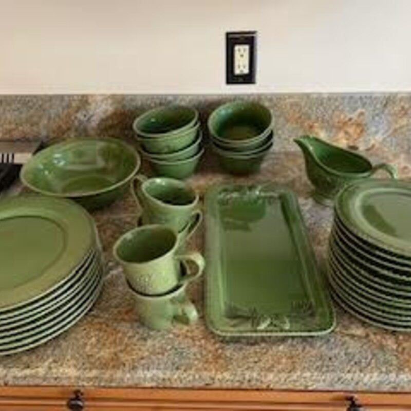 Bonjour Sierra Pine

8 Dinner Plates
12 Salad Plates
8 Bowls
1 Gravy Dish
1 Serving Tray
1 Serving Bowl
4 Mugs