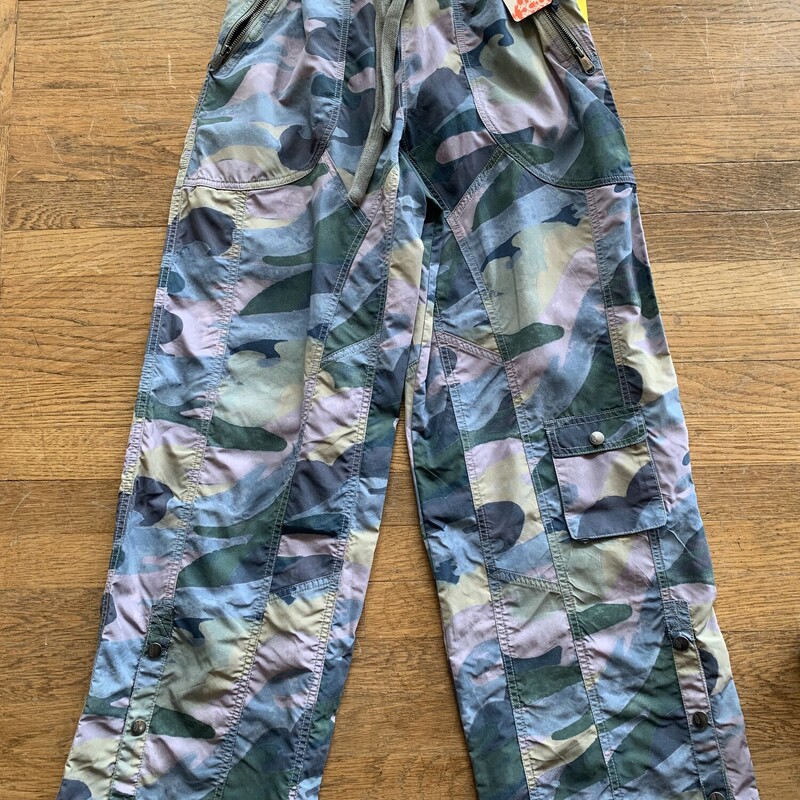 NWTFreePeoplStadiumPants, Earthy, Size: Small<br />
Zipper Pockets<br />
All Sales Are Final<br />
No Returns<br />
Pick Up In Store Within 7 Days Of Purchase<br />
or<br />
Have It Shipped