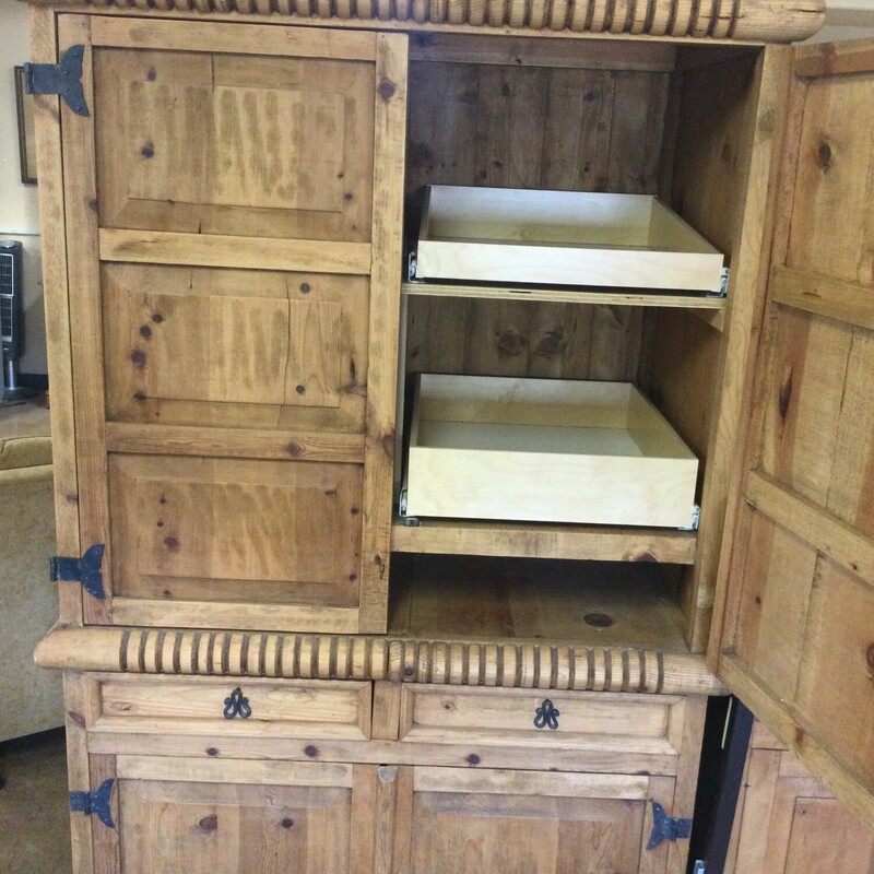 Pine Hutch, Wood, Size: 49w x 76h x 28d  R4132

FOR IN-STORE OR ON LINE PURCHASE
Local deliveery available, $50 minimum