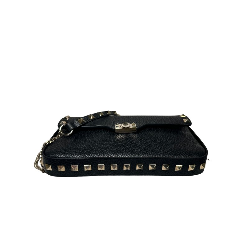 Valentino Rockstud Chain Black<br />
<br />
Dimensions: W19.5xH11xD4 cm / W7.6xH4.3xD1.5 in.<br />
Chain drop length: min. 30 cm to max. 55 cm / min. 11.8 in. to max. 21.6 in.<br />
<br />
Valentino Garavani Rockstud pouch with chain in grainy calfskin. The pouch can be worn on the shoulder/cross-body thanks to the adjustable chain.