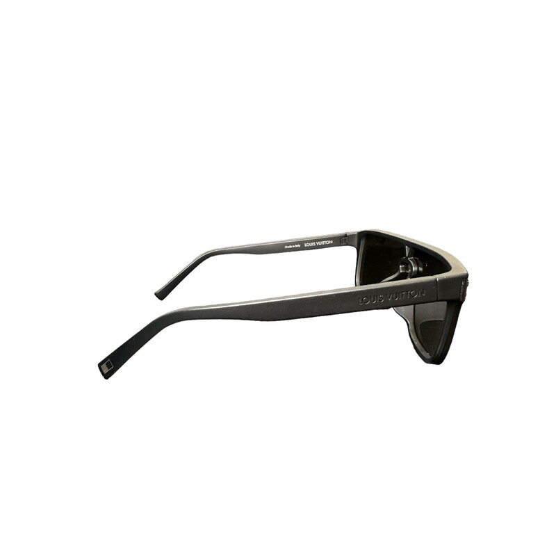 Louis Vuitton Waimea, Black, Size: OS<br />
<br />
Exuding distinctive House style, the LV Waimea sunglasses have an offbeat aesthetic and polished details. The striking mask-shaped frame is enlivened with Monogram-patterned lenses for a bold twist, while a distinctive keyhole bridge and metallic studs elevate this sophisticated accessory into a standout piece. The Louis Vuitton signature at the temple adds a signature finishing touch.