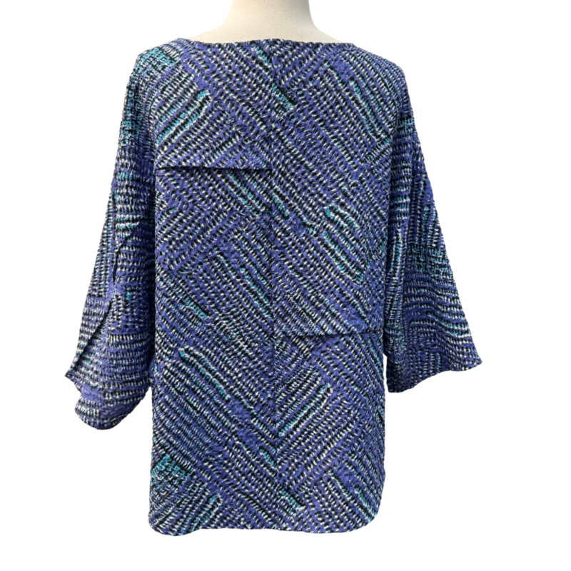 Habitat Texture Top<br />
Kimino Sleeve<br />
Periwinkle, Aqua, Black, and White<br />
57% Polyester 41% Rayon 2% Spandex<br />
Size: Medium