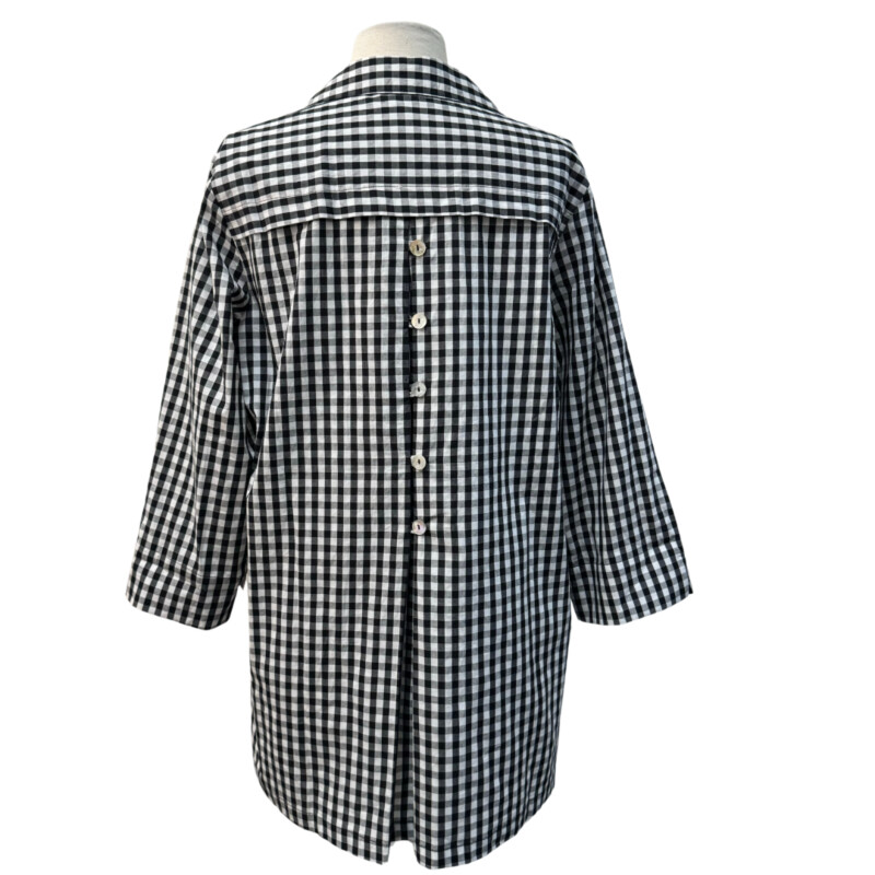 Zac & Rachel Gingham Shirt<br />
100% Cotton<br />
¾ Sleeve<br />
Button Detail on Back<br />
Black, and White<br />
Size: Large