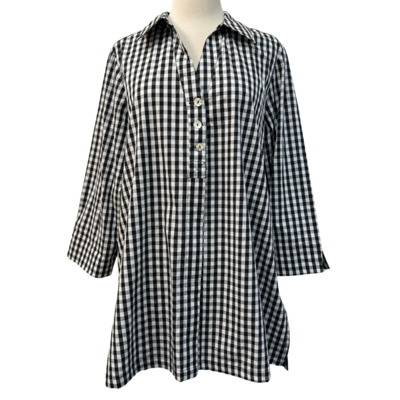 Zac & Rachel Gingham Shirt<br />
100% Cotton<br />
¾ Sleeve<br />
Button Detail on Back<br />
Black, and White<br />
Size: Large