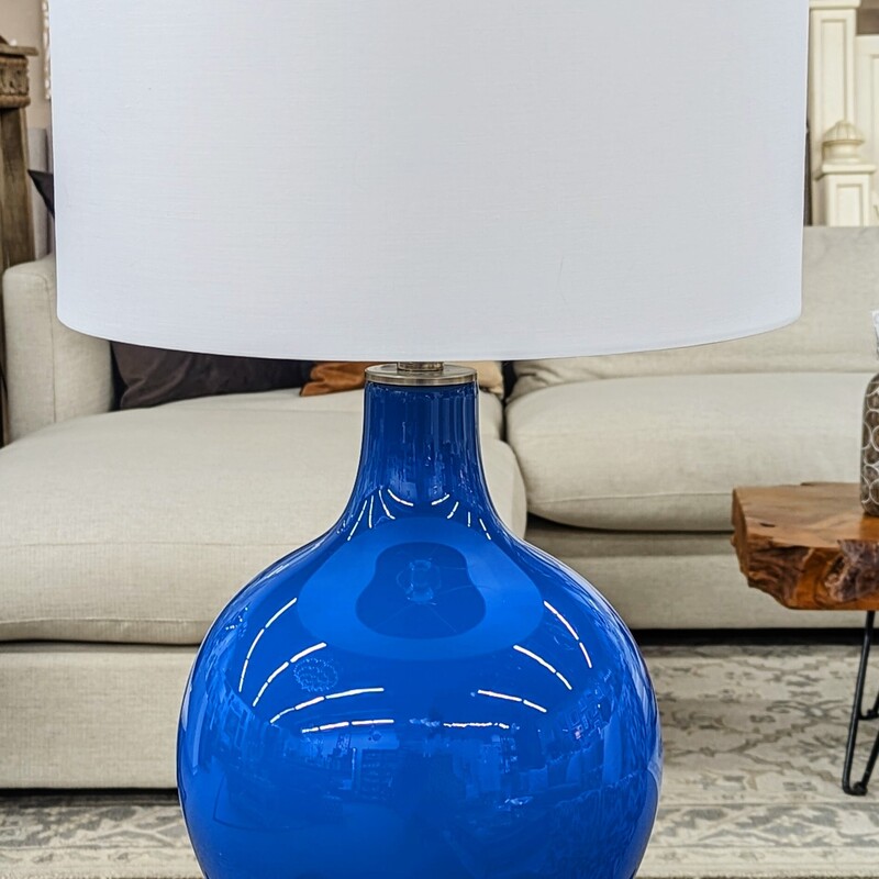 Curved Vase Look Base Lamp with White Shade
Blue White
Size: 15 x 30H