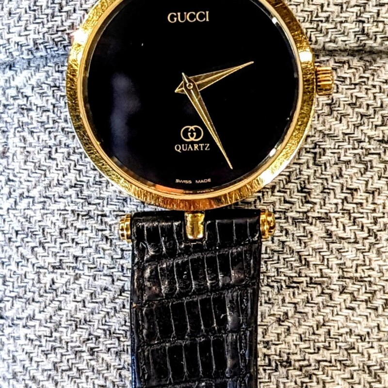 Gucci Shelly Line Watch
Black Gold Size: 9L
As Is - band slightly worn
Does have working battery