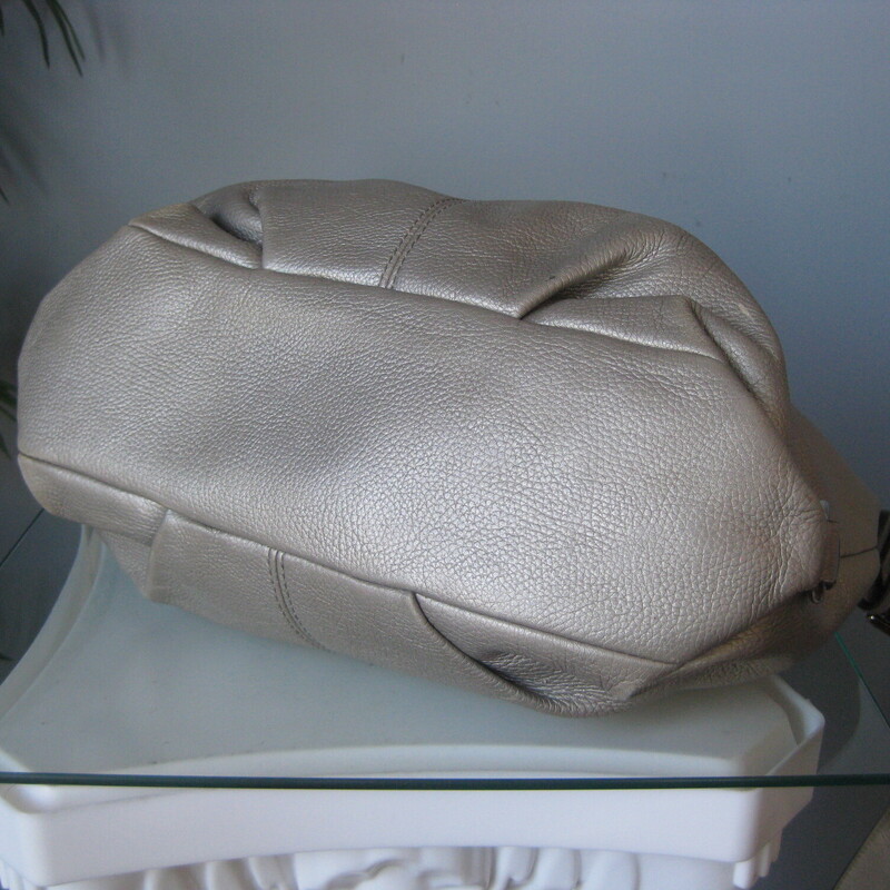 Nice leather Coach bag that will go with everything.<br />
Gray metallic leather<br />
simple shape<br />
top zipper<br />
lavender fabric interior.<br />
outside: 1 zippered pocket<br />
inside: 1 zippered pockets and two slip pockets<br />
<br />
14.5 x 11 x 3.75a<br />
strap drop: 20 maximum<br />
                  16 minimum<br />
<br />
thanks for looking!<br />
#70796