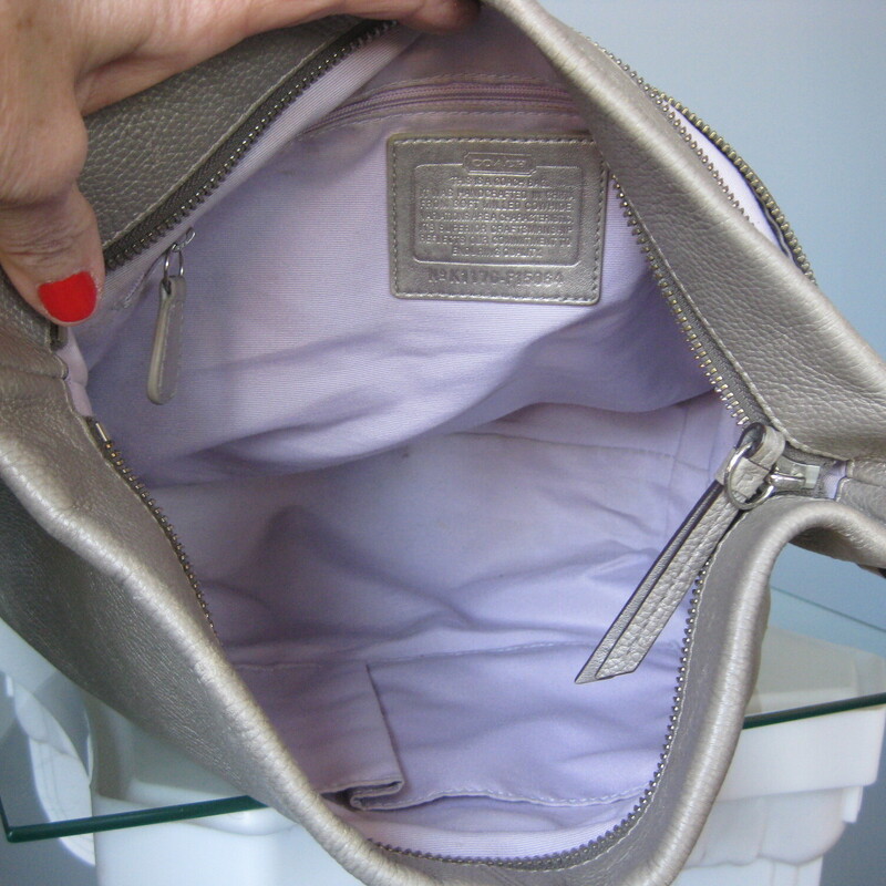 Nice leather Coach bag that will go with everything.
Gray metallic leather
simple shape
top zipper
lavender fabric interior.
outside: 1 zippered pocket
inside: 1 zippered pockets and two slip pockets

14.5 x 11 x 3.75a
strap drop: 20 maximum
                  16 minimum

thanks for looking!
#70796