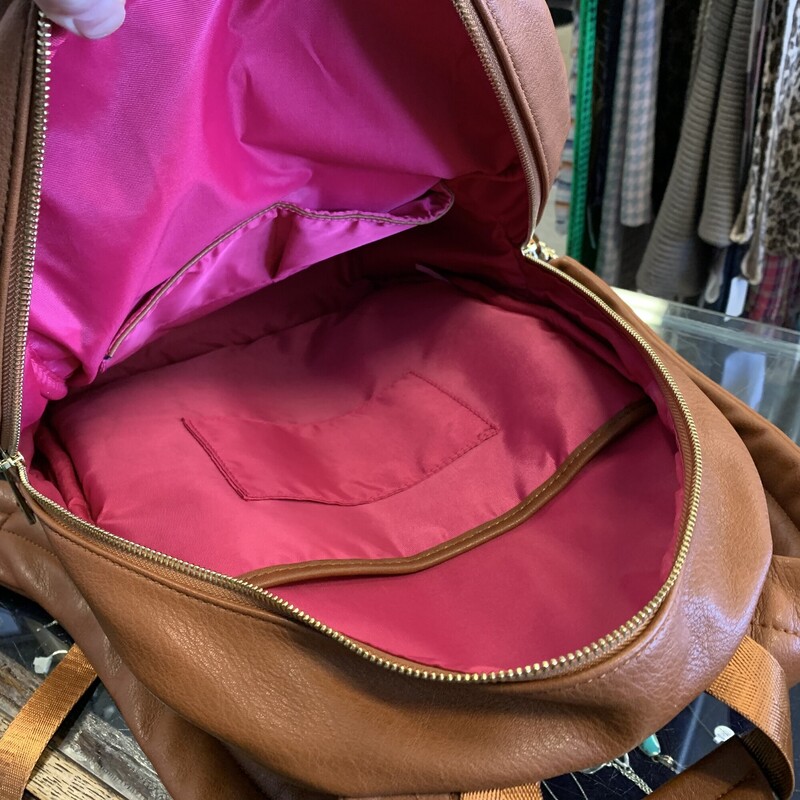 Louenhide Huxley Backpack,<br />
Colour: Tan Brown,<br />
Size: Large,<br />
With suitcase handle sleeve,<br />
perfect carry-on bag