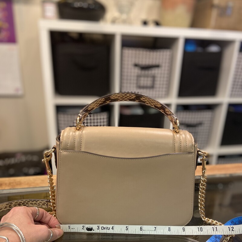 NWT Taupe/brw Lther Purse<br />
Taup/brw<br />
Size: R $428