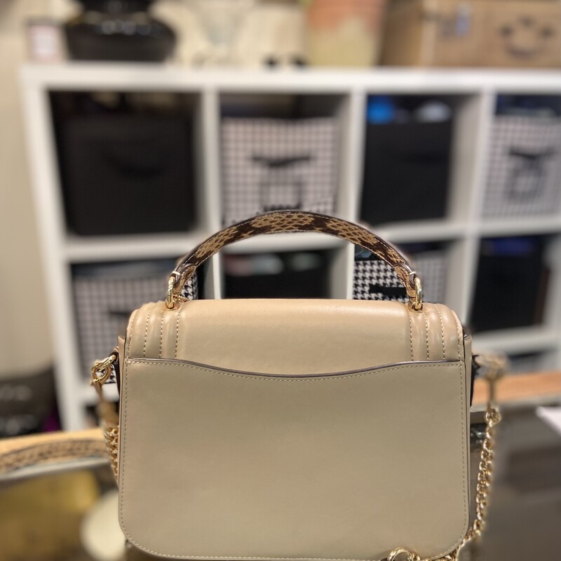 NWT Taupe/brw Lther Purse<br />
Taup/brw<br />
Size: R $428