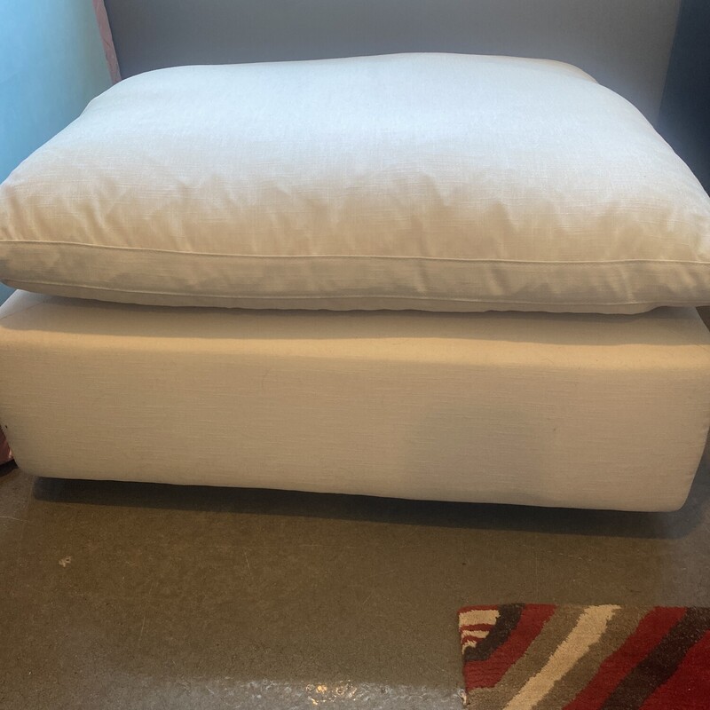 Upholstered Ottoman

Size: 39Wx39Lx19H