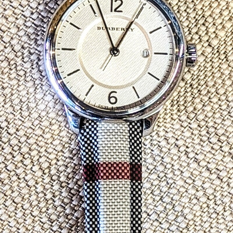 Burberry Plaid Watch
Gray Blue Red Size: 8.5L
Working battery installed
