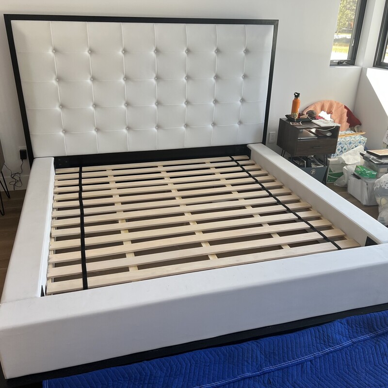 Modloft Ludlow King Bed

Size: 94Wx92Lx62H