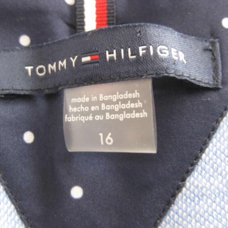 NWT Tommy Hilfiger Knit, Blue, Size: 16
Simple summer/spring blazer with designer details
NWT Tommy Hilfiger Orig. $139
Light blue 100% cotton with polka dot polyester lining.
WORKING buttons on the sleeves, this is a very high end details, usually found only on bespoke mens suits.  But so useful to create more casual looks with the jacket.
subtle tonal elbow patch
fully lined
single vent
the pockets flaps at the hip are decorative
Moderate shoulder pads built in to retain shape and support the weight of the jacket.
Size 16
flat measurements:
shoulder to shoulder: 18
armpit to armpit: 23
width at hem: 24
waist area: 21
length: 25.5
underarm sleeve seam length: 18.75

thanks for looking!
#70560