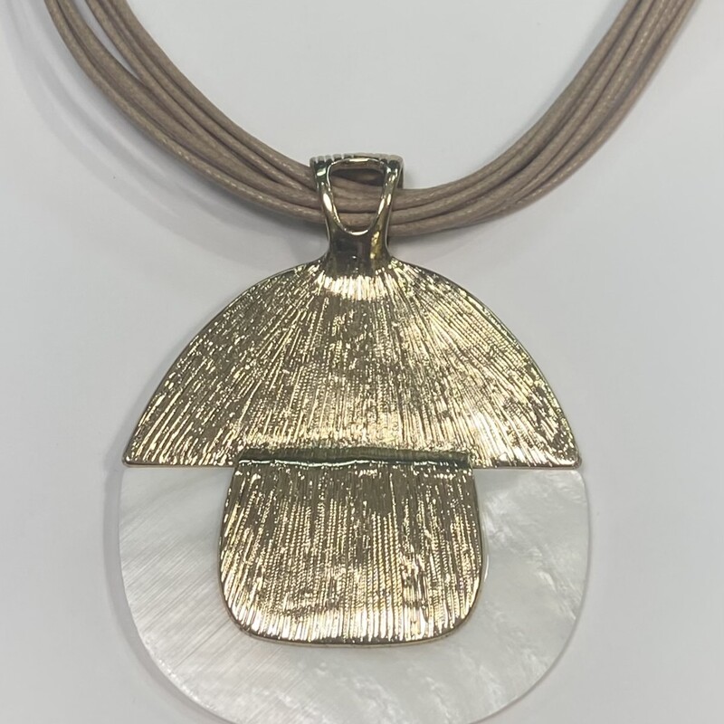 NWT T/gld/w Shll Necklace<br />
Tan/gld<br />
Size: Necklace