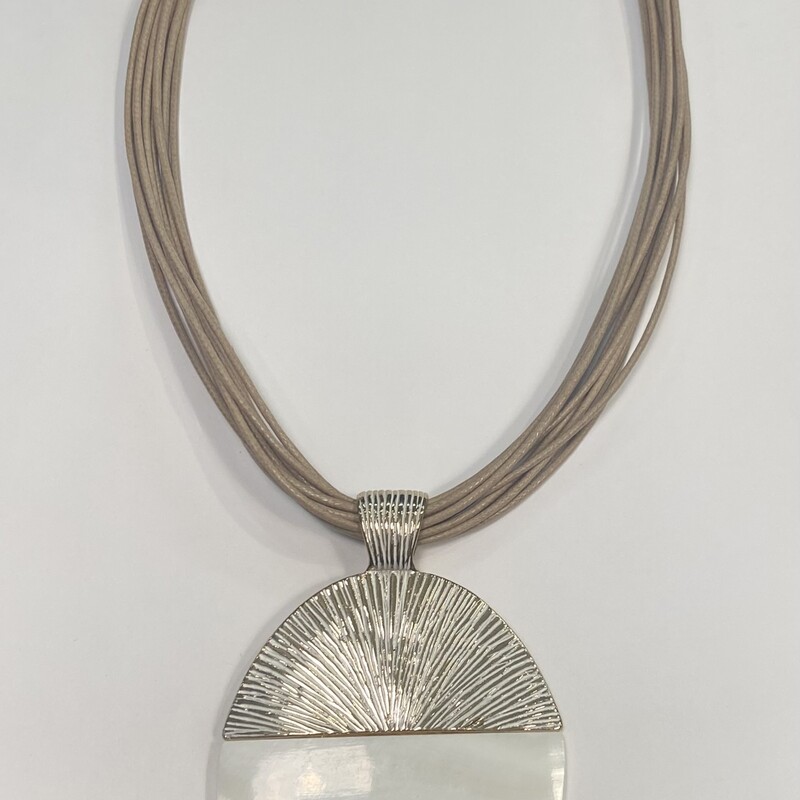 NWT T/gld/w Shll Necklace<br />
Tan/gld<br />
Size: Necklace