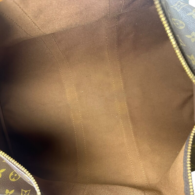 Louis Vuitton Keepall, Monogram, Size: 45<br />
Lightweight and roomy, the Louis Vuitton Keepall Bandoulière 45 is the only way to travel in style. Its timeless shape and classic Monogram canvas are as fresh today as they ever have been.<br />
<br />
17.7 x 10.6 x 7.9 inches<br />
(length x Height x Width)<br />
Monogram Canvas<br />
Natural Cowhide Leather trimmings<br />
Cotton Textile Lining<br />
Good capacity<br />
Cabin size<br />
Removable leather name tag