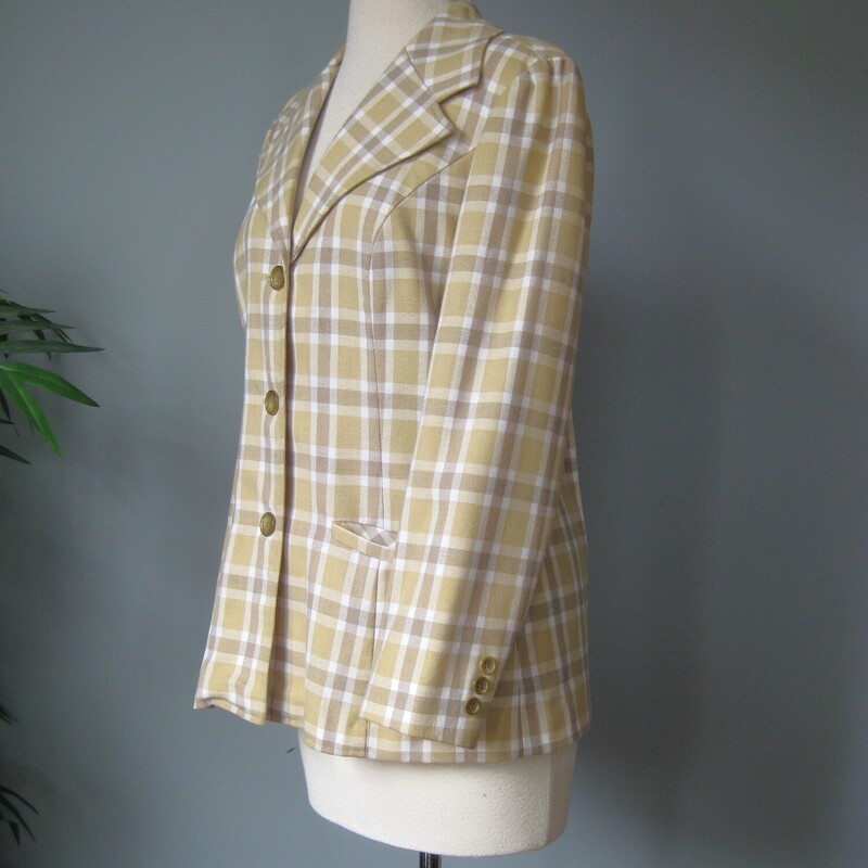 Plaid Blazer / Vtg 70s / Country Sophisticates Plaid Jacket / Gray Beige washable blazer with working pocketsHere's a smart plaid wool jacket from Country Sophisticates.
Cream, White and Gray plaid with single breasted three button styling, with patch pockets.  High peaked lapels
Fully lined.
The fabric is a woven wool like but it's not wool.  There is a machine washable tag inside.


Great condition, I think this jacket was originally sold as a 'second' , because the label has a notch cut out and there seems to be a little sewing  glitch at the center front left hem.
Marked size 12, but better for a small/medium
Flat measurements, please double where appropriate:

Shoulder to shoulder: 16
Armpit to armpit: 19
Waist: 17.75
Underarm sleeve seam length: 18.5
Overall length: 27


Thank you for looking!
#70450